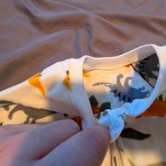 Carter's fleece footed onesie with dinosaur scales detail size 6 - Picture 3 of 3